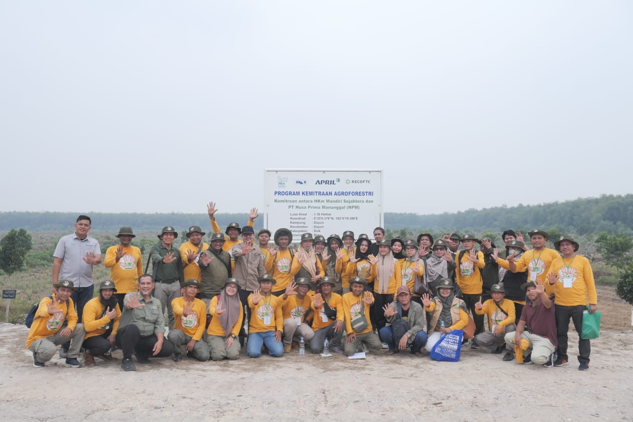 Peserta kunjungan BP2SDM berfoto bersama di areal agroforestri HKm Mandiri Sejahtera