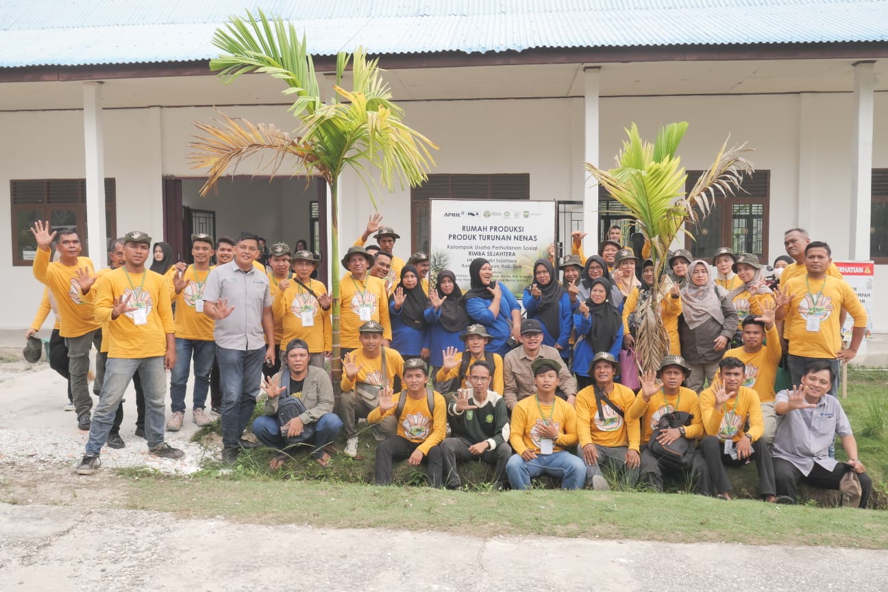 Peserta berfoto bersama di depan rumah produksi produk turunan nenas KUPS Rimba Sejahtera