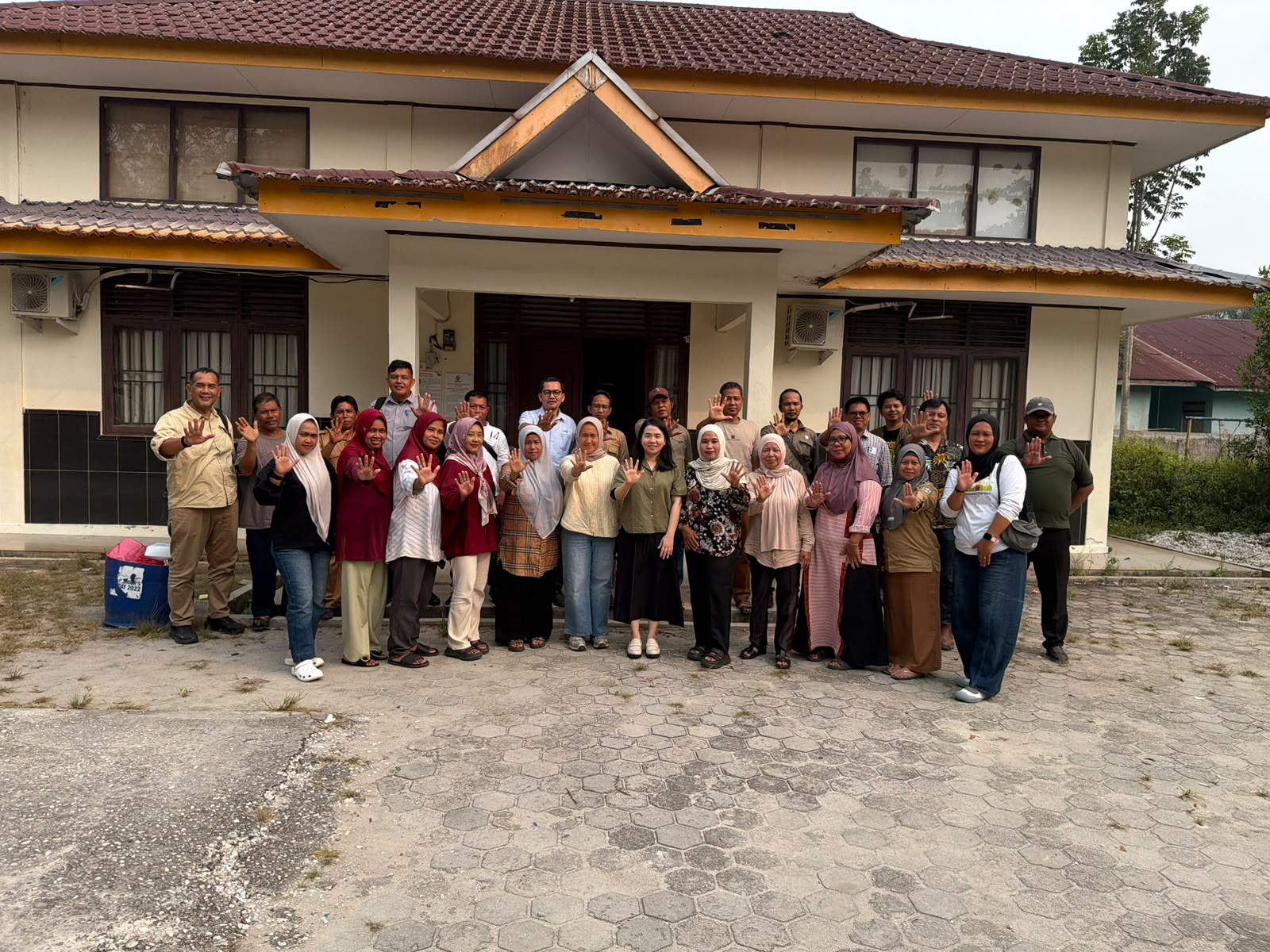 Foto bersama peserta kick-off meeting agroforestri Dayun di depan bangunan